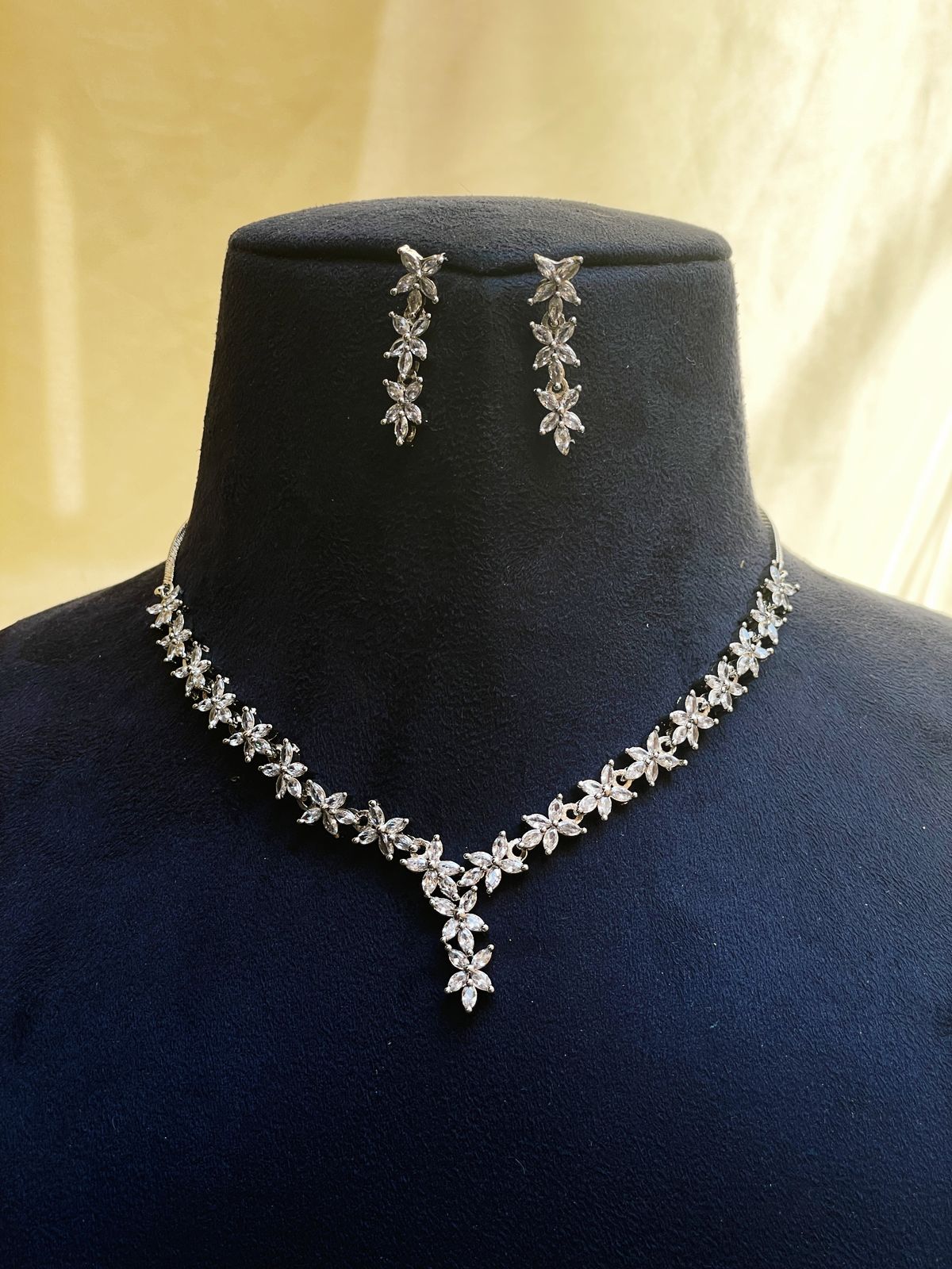 Elegant Silver Flower Necklace - Abdesignsjewellery