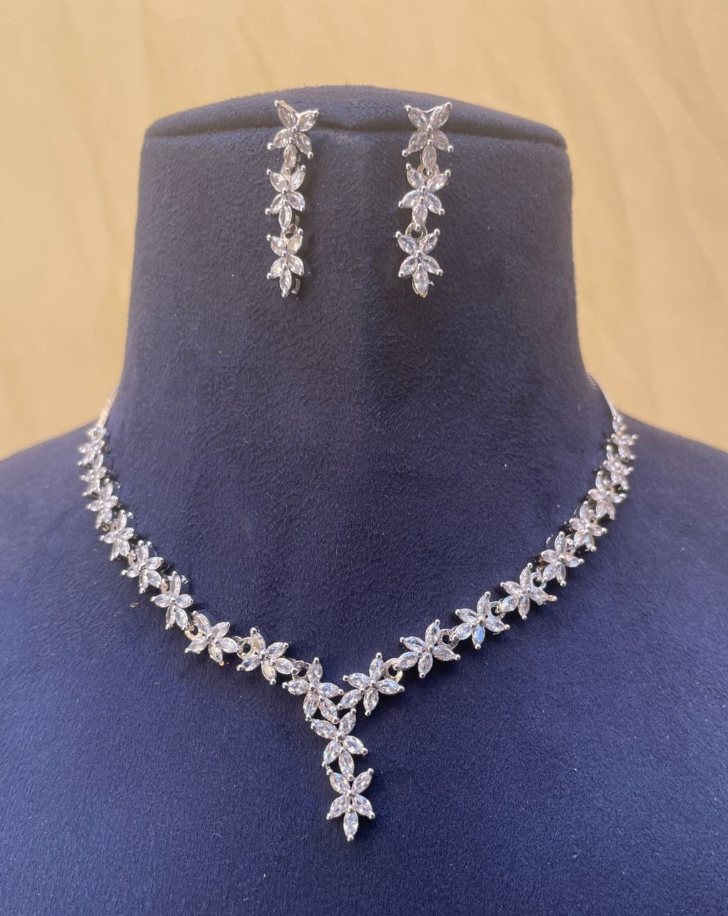 Elegant Silver Flower Necklace - Abdesignsjewellery