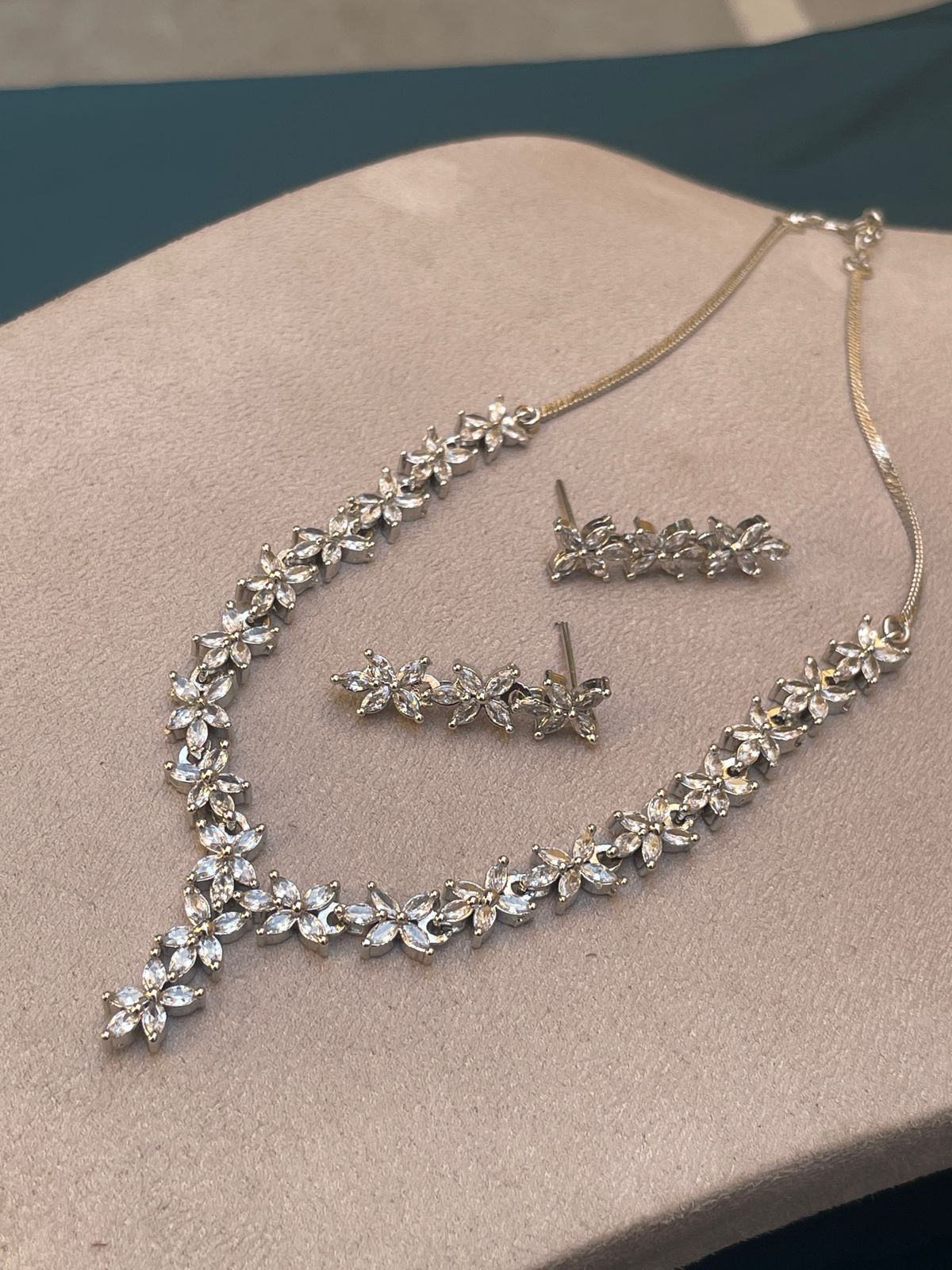 Elegant Silver Flower Necklace - Abdesignsjewellery