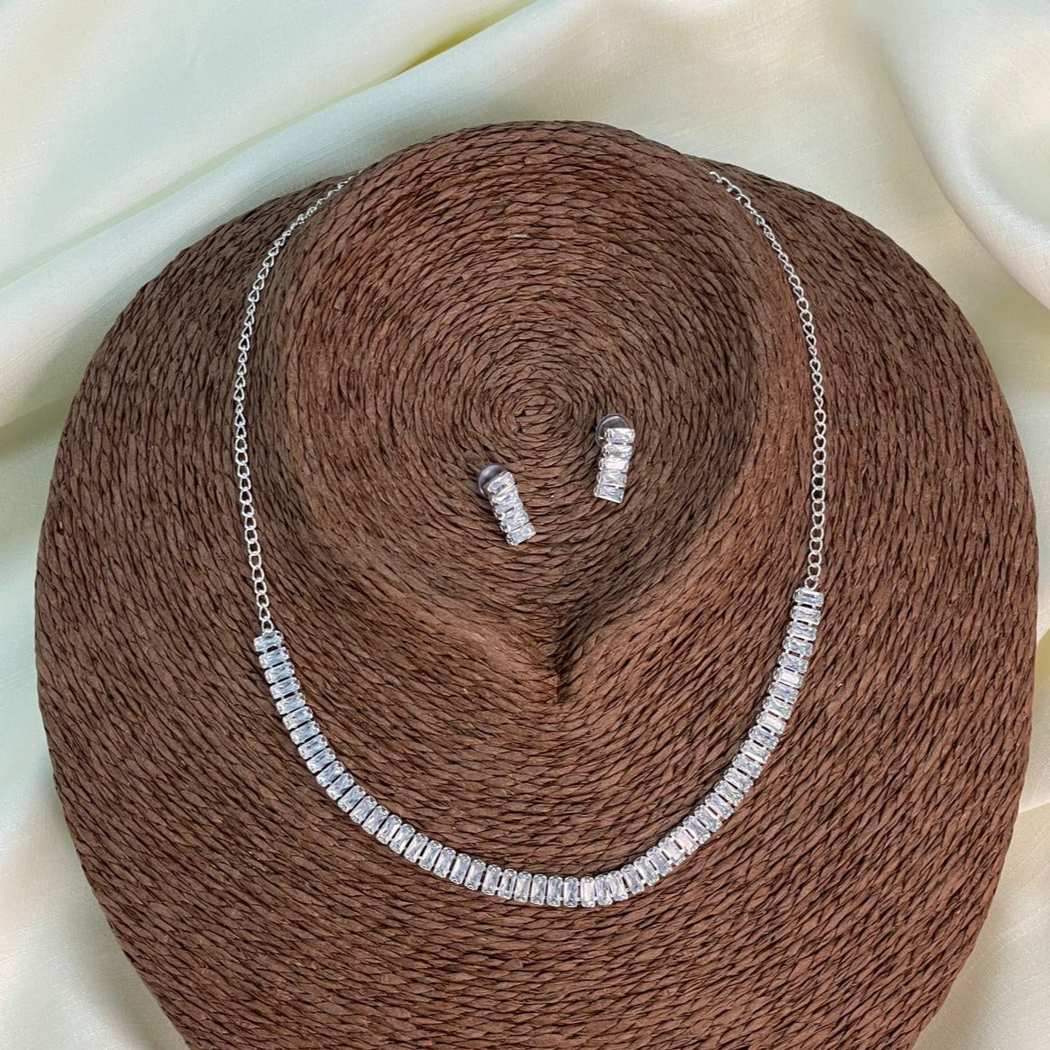 High-Quality Shimmering Silver American Diamond Necklace
