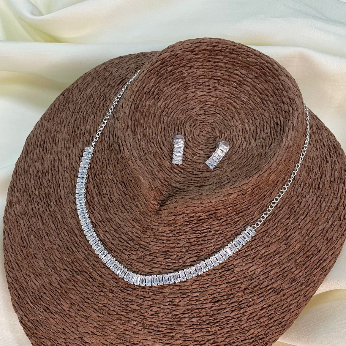 High-Quality Shimmering Silver American Diamond Necklace