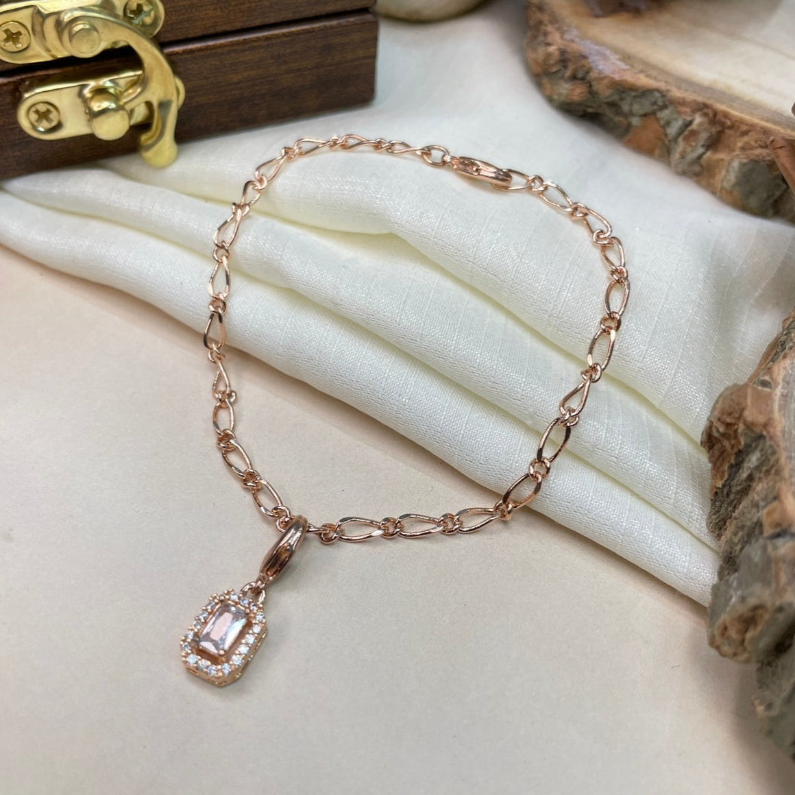 High Quality Lovely Rose Gold Charm Hand Bracelet