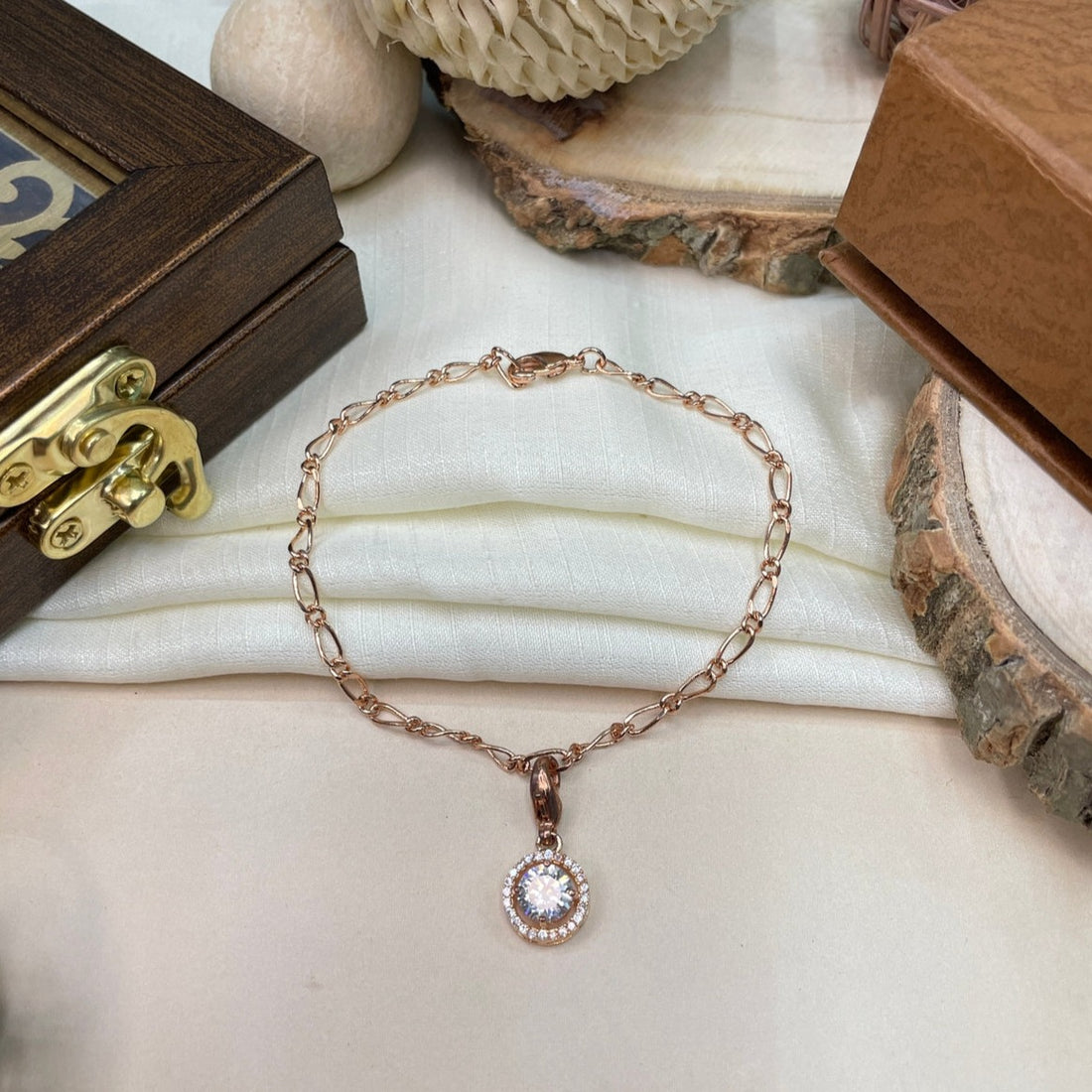 High Quality Lovely Rose Gold Charm Hand Bracelet